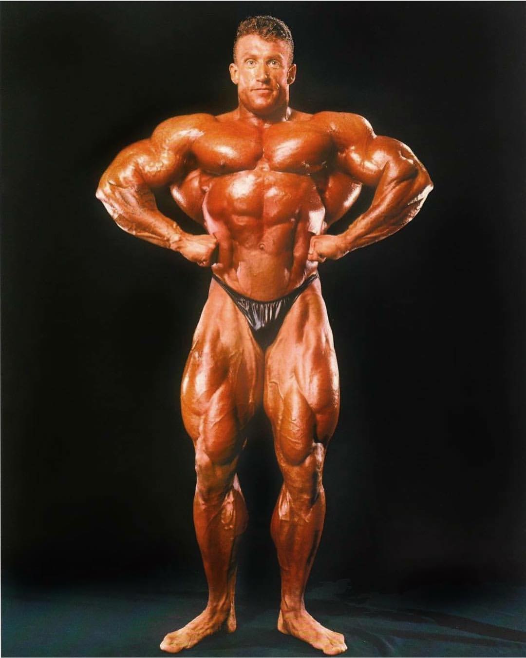 Dorian yates. Дориан Йейтс. Бодибилдер Дориан Ятс. Dorian Yates 1993 Mr Olympia. Дориан Йейтс бодибилдинг.