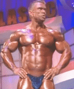 lee_priest_face_mains_sur_hanches_ac_2005.gif