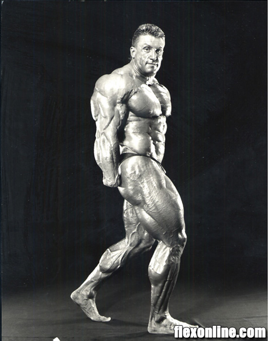 Dorian yates. Дориан Йейтс и Джей Катлер. Дориан Йейтс трицепс. Дориан Ятс трицепс. Дориан Ятс икры.