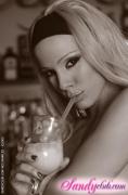 sandy_by_the_bar_011.jpg