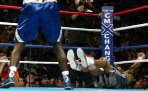 1074Roy_Jones_Jr_hits_the_canvas33333.jpg