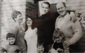 An old pic of Wag and his family and Arnold.jpg