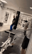 гифки-мужик-спортзал-обхаживает-7156426.gif