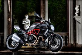 Diavel_Carbon_2011_Amb_R_10.jpg