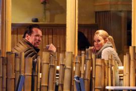 arnold-schwarzenegger-and-woman-date-photos-011-480w.jpg