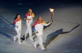 2014-02-07T191506Z_1243066656_LR2EA271HGVKT_RTRMADP_3_OLYMPICS-CEREMONY.JPG