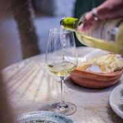 uma-pessoa-servindo-um-copo-de-vinho-branco-em-um-copo_919857-29.jpg