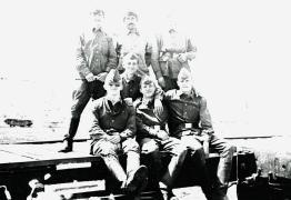 Орджоникидзе 1984. На разгрузке ГРАДовских снарядов. Стоят - Девицын (Воронеж), наш сержант (в 28 лет сам написал, чтобы его призвали в армию), Миша Миндолин (Воронеж), внизу - Лучков А. Богачёв Олег, Комаров Пашка и Коля Руденко.jpg