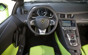 2013-lamborghini-aventador-roadster-steering-wheel.jpg