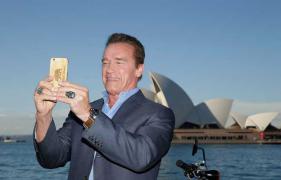 arnold-schwarzenegger-takes-selfi-in-Sydney.jpg