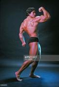 professional-bodybuilder-arnold-schwarzenegger-posing-at-the-top-of-picture-id481640773.jpg