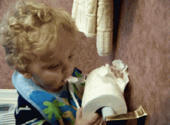 гифки-ребенок-туалетная-бумага-ом-ном-ном-3009083.gif