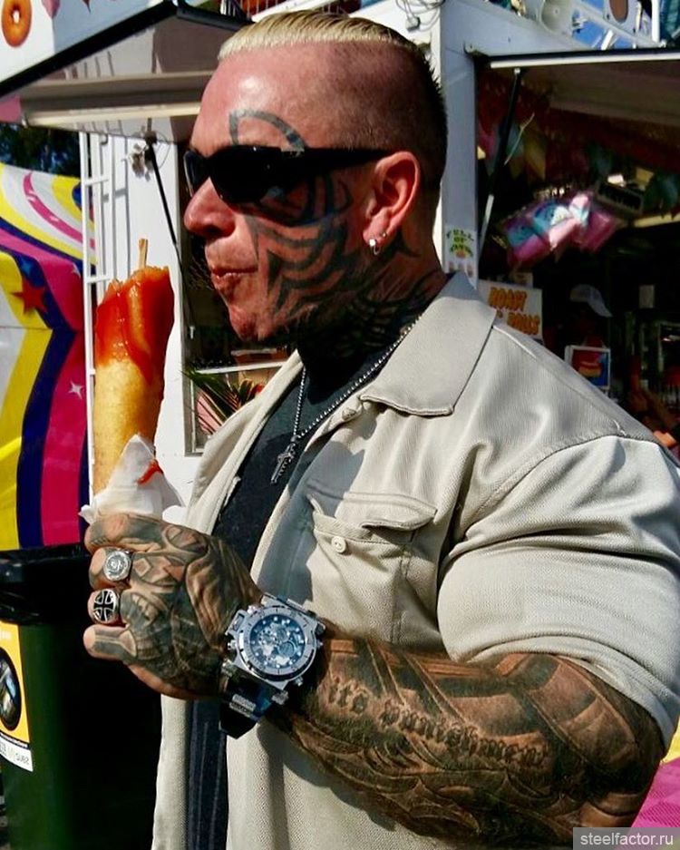 Lee Priest в очках