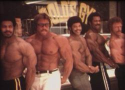 Pete-Grymkowski-70-80-s-Bodybuilding-au-Gold-Gym-Santa-Monica-avec-ses-fideles.jpg