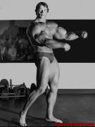 large.919492343_ArnoldSchwarzenegger1974atTonysGymSydney.jpg.0d504740153fead788b0bff5132d8e69.jpg