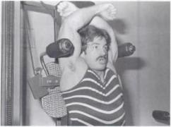 Mike_Mentzer_on_Nautilus_behind_the_neck_machine_01.jpg