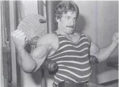 Mike_Mentzer_on_Nautilus_behind_the_neck_machine_02.jpg