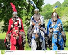 3-рыцаря-в-светя-панцыре-на-horseback-26481617.jpg