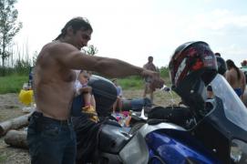 я с Сати обмываю мотоцикл.jpg