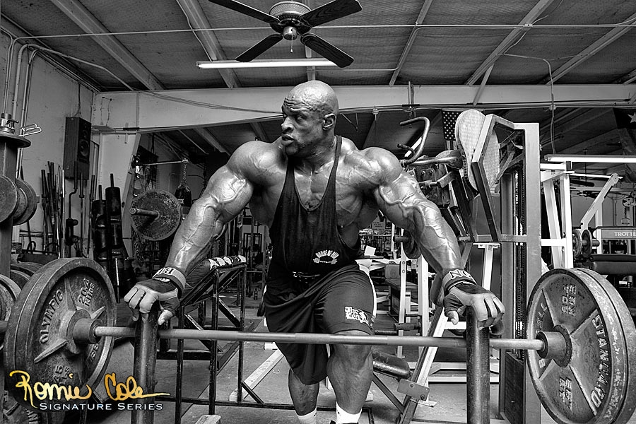 Программа тренировок колемана. Ронни Колеман. Ронни Колеман в зале. Ronnie Coleman Gym. Ronnie Coleman жим.