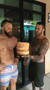 гифки-NSFW-бородач-тортик-3190420.gif