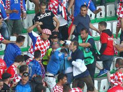 3568976B00000578-3647205-Croatia_fans_fought_amongst_themselves_as_their_team_lead_the_Cz-a-47_1466189231493.jpg