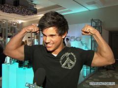 82443_taylor_lautner_talks_new_moonand_debuts_buffed_up_body.jpg