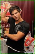taylor_lautner_guns_new_moon.0.0.0x0.307x469.jpeg