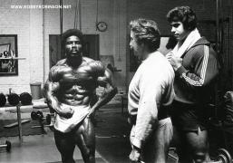 ROBBY_ROBINSON_70S_JOE_WEIDER_LOU_FERRIGNO_POSING_GOLDS_GYM_PUMPING_IRON_FILMING_01.jpg