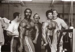 ROBBY_ROBINSON_70S_JOE_WEIDER_BILL_GRANT_GOLDS_POSING_SIDE_CHEST_01.jpg