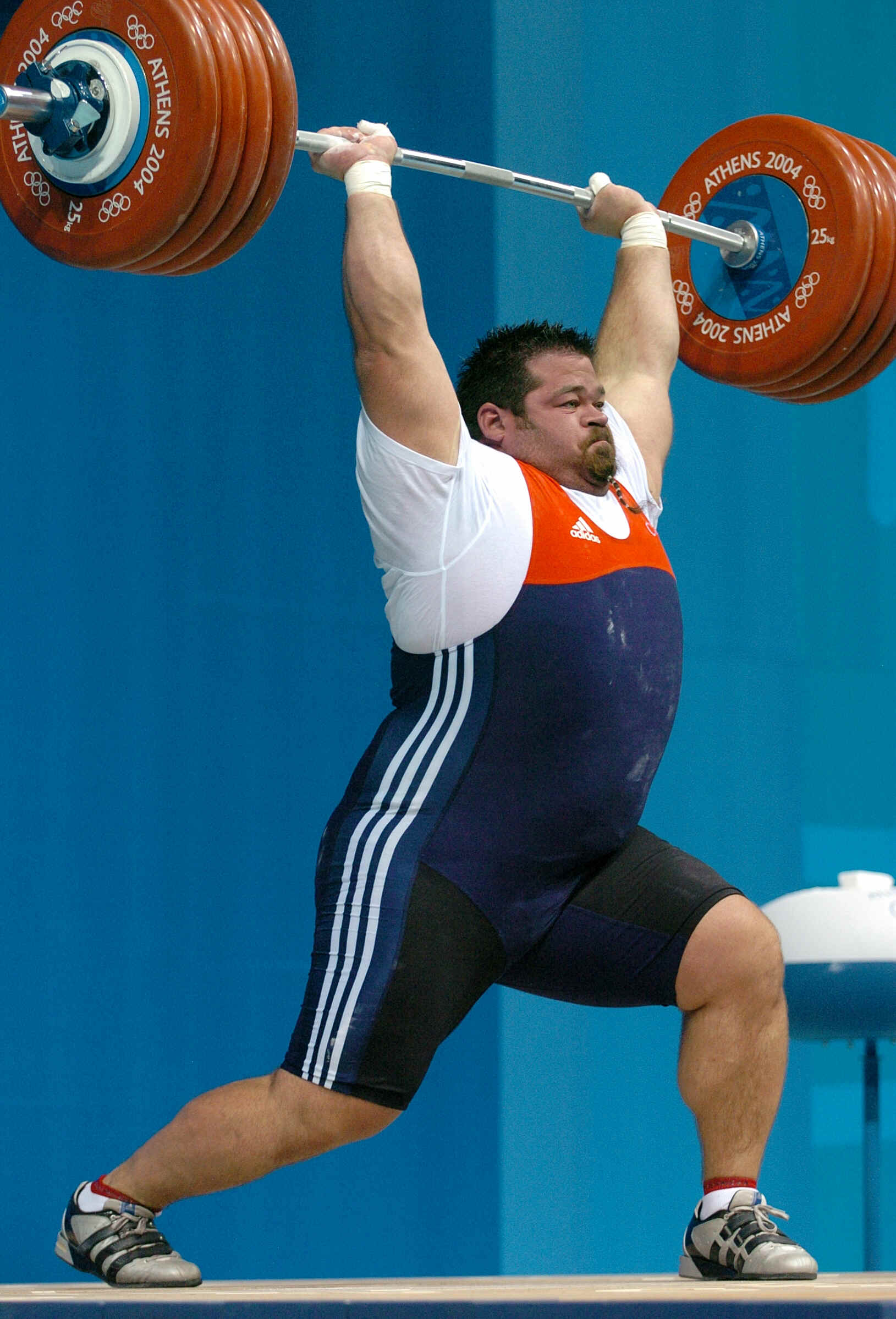 Спортсмены на соревнованиях по тяжелой атлетике поднимают. Тяжёлая атлетика штангисты.