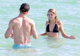 AnnaLynne+McCord+Kellan+Lutz+Enjoying+Beach+FQ6FnSJigZEl.jpg