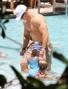 Mark+Wahlberg+Mark+Wahlberg+Family+Enjoy+Pool+IXxDG6oeHwLl.jpg