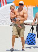 Mark+Wahlberg+Mark+Wahlberg+Family+Enjoy+Pool+h9B9A3mgjGvl.jpg