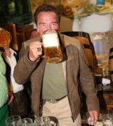 1443213357_arnold_schwarzenegger_beer_04.jpg