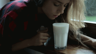 гифки-няша-Guerlain-молоко-875840.gif