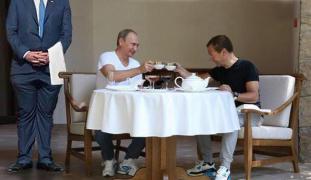 CNq-d5-WcAAK3he.jpg large.jpg