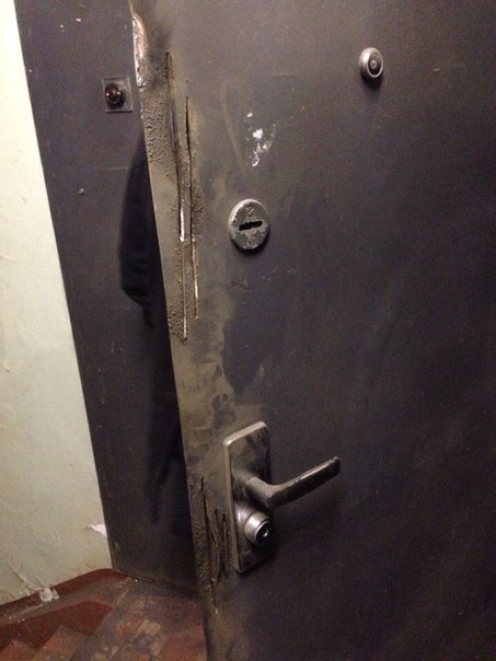 Сломалась железная дверь. Ограничитель для входной железной двери. Сломанные двери металлические входные. Поломанная входная дверь. Выломанная дверь в квартиру.