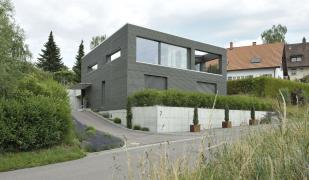 341-minergie-einfamilienhaus-flachdach-holzfassade.jpg