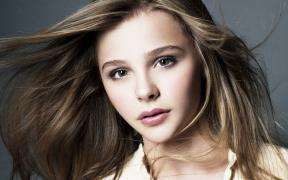 chloe-grace-moretz-stands-tweets-kim-kardashians-naked-selfie-1-lg.jpg