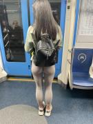 девушка-в-метро-попа-Эротика-8625851.jpeg
