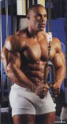 kevin_levrone_20_gym_barechest_rope_handle_triceps_pressdowns_finish_0002.jpg