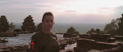Lara.Croft.Tomb.Raider.2001.BDRip.Xvid.AC3.-HELLYWOOD(058310)14-26-42.JPG