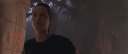 Lara.Croft.Tomb.Raider.2001.BDRip.Xvid.AC3.-HELLYWOOD(001920)13-37-40.JPG