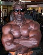 ROBBY_ROBINSON_2008_WEIDER_BUST_POSE_GOLDS_GYM_VENICE_01.jpg