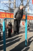 гифки-азиаты-старик-турник-4863564.gif