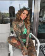 „Wir sind wie Bücher.Die meisten Leute sehen nur unser Cover, die Minderheit liest nur die Einleitung, viele glauben den Kritikern.Nur wenige werden deinen Inhalt kennen.“ •••.jpg