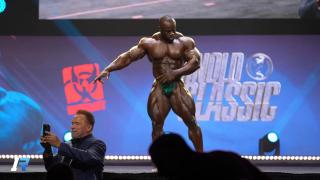 Samson Dauda Best Posing Award _ ARNOLD CLASSIC 2024 (4K) - YouTube - 0_36.jpg